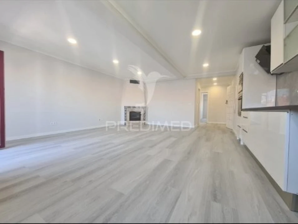 Apartamento T4 para Venda em Amora Foto 2