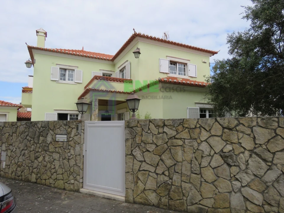 Moradia T4 para Venda em Carvoeira Foto 1