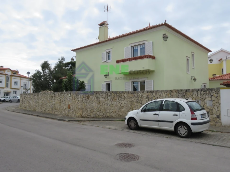 Moradia T4 para Venda em Carvoeira Foto 3