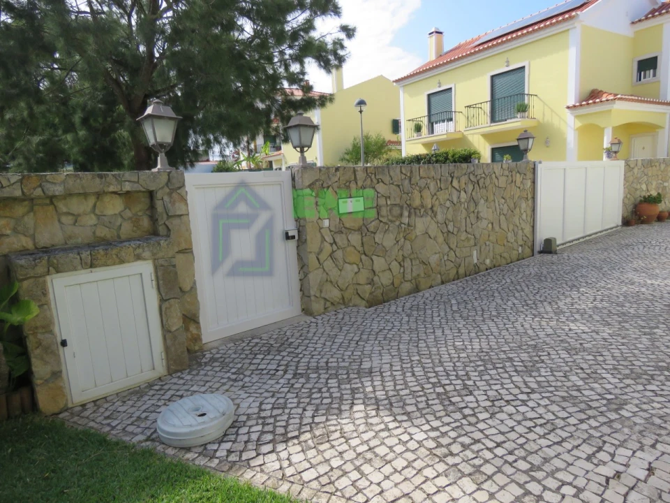 Moradia T4 para Venda em Carvoeira Foto 7