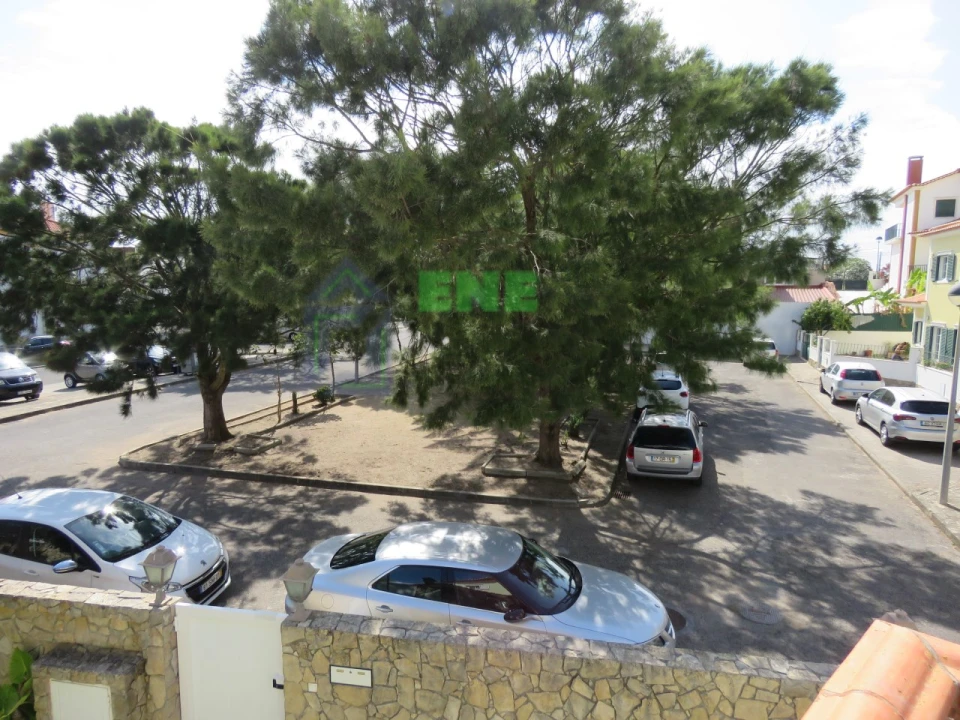 Moradia T4 para Venda em Carvoeira Foto 9