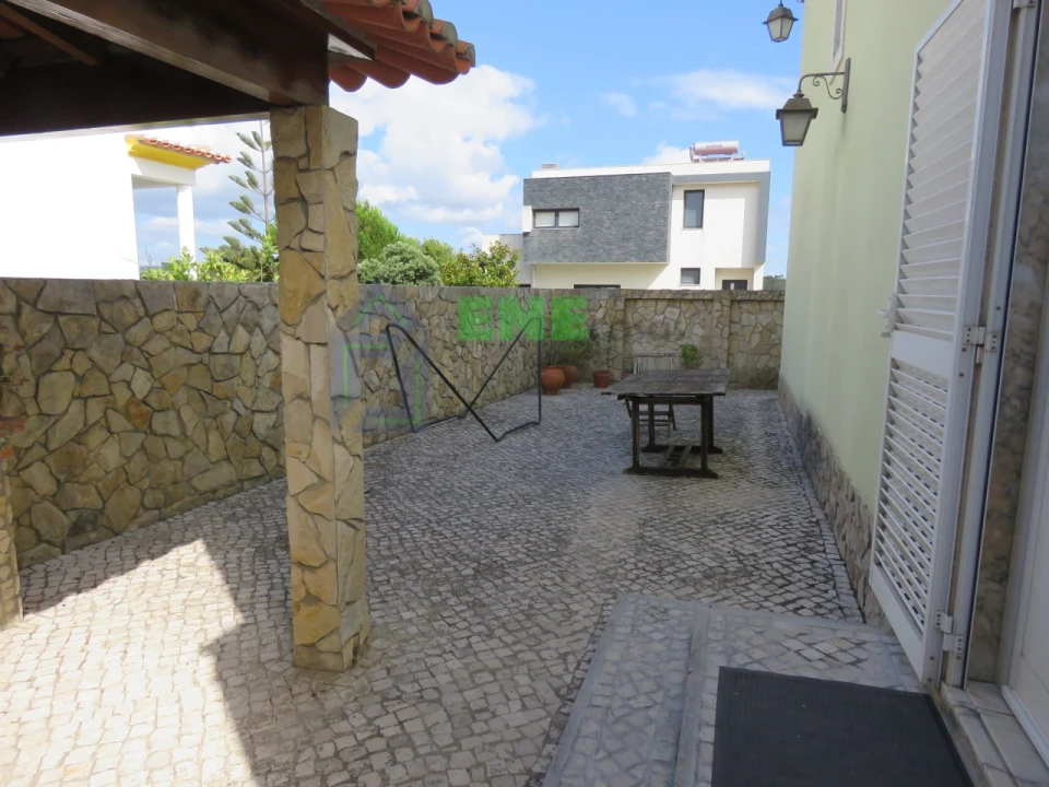Moradia T4 para Venda em Carvoeira Foto 12