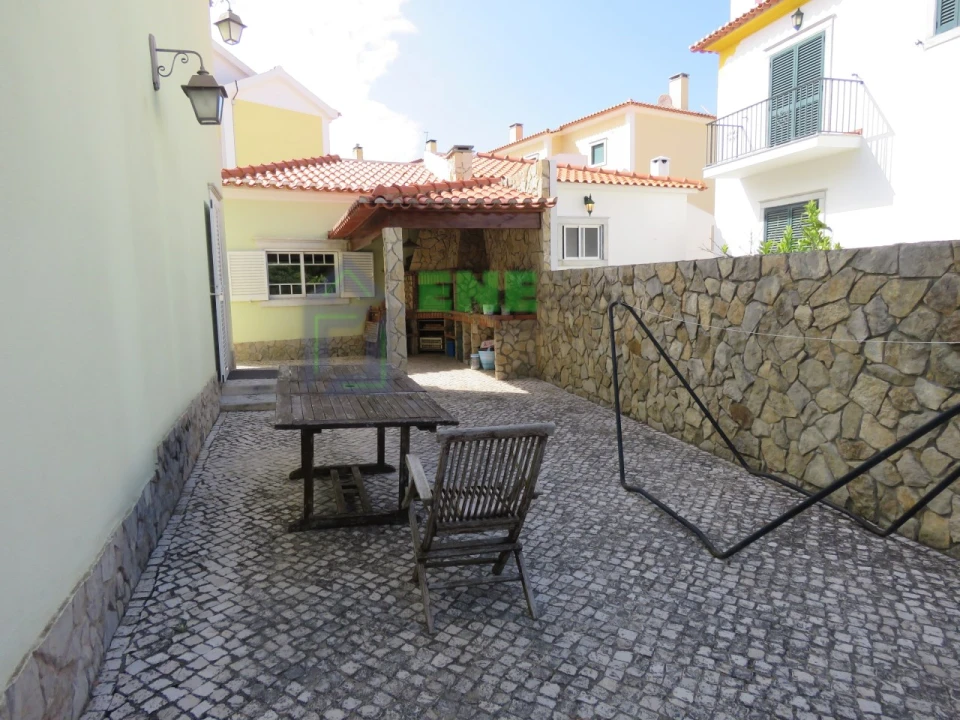 Moradia T4 para Venda em Carvoeira Foto 13