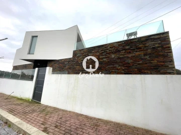 Moradia T4 para Venda em Abade de Neiva