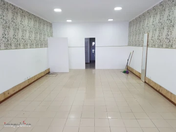 Loja para Arrendamento em Vila de Prado