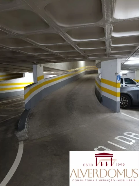 Garagem para Venda em Olivais