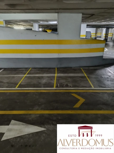 Garagem para Venda em Olivais