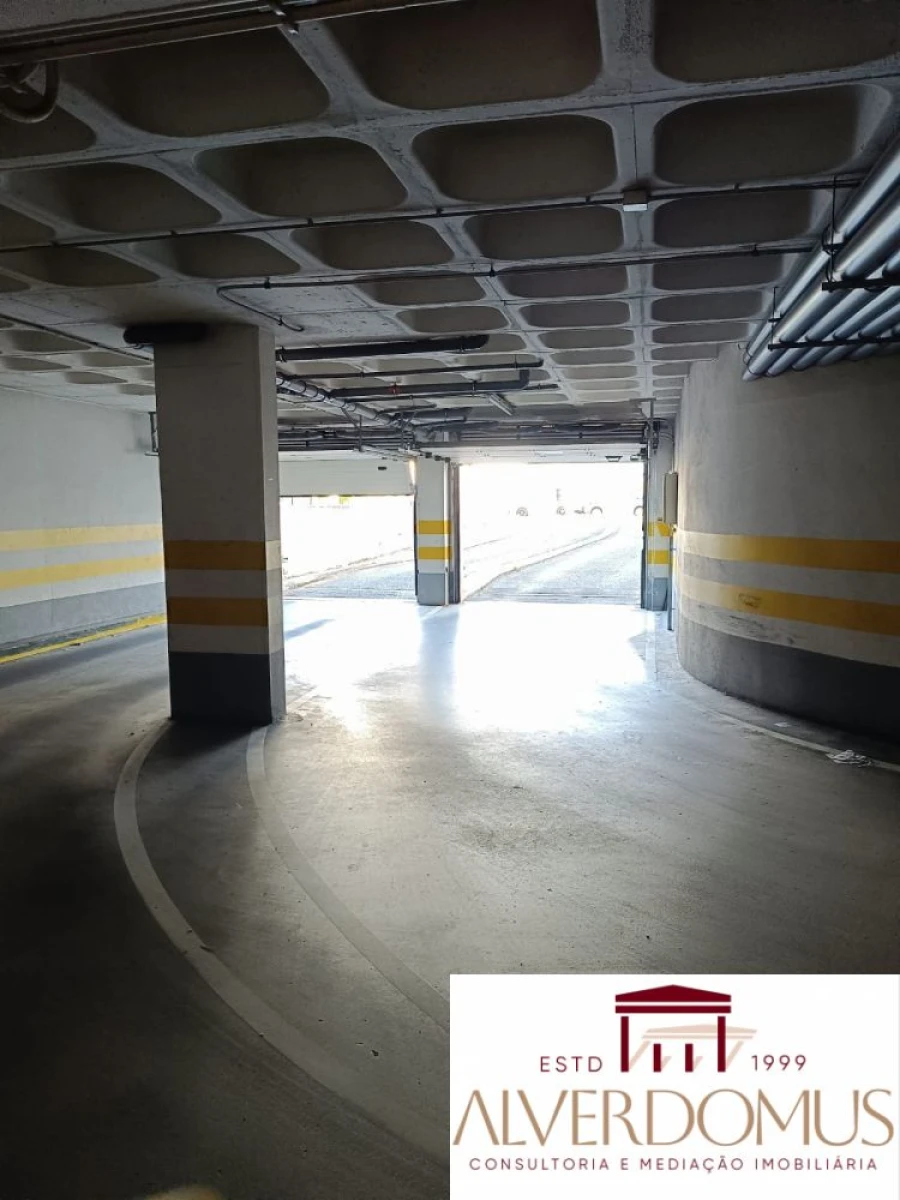 Garagem para Venda em Olivais Foto 3