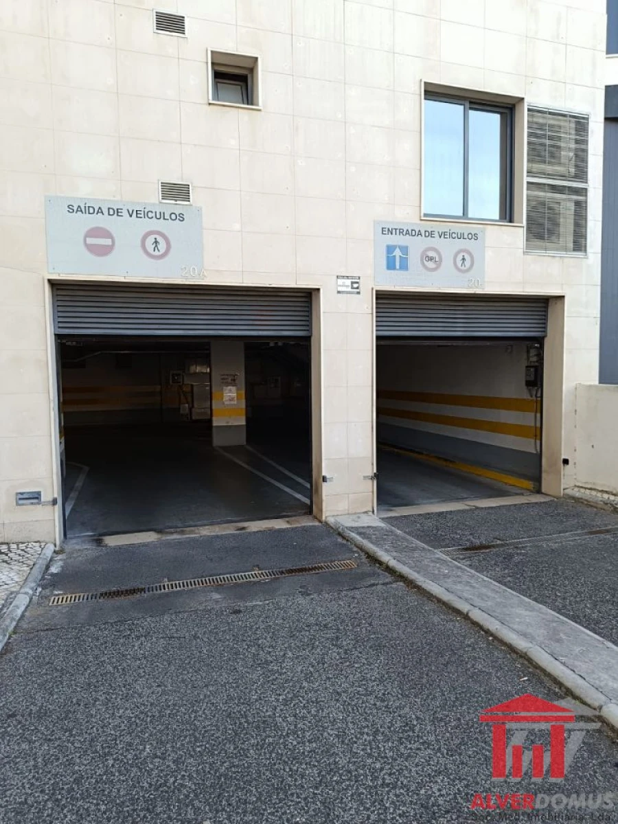 Garagem para Venda em Olivais Foto 2