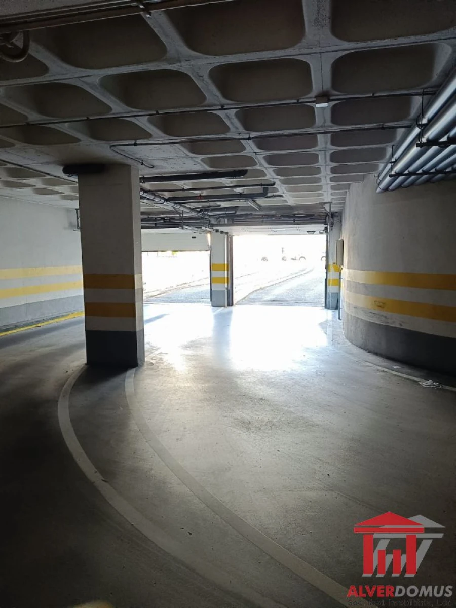 Garagem para Venda em Olivais Foto 3
