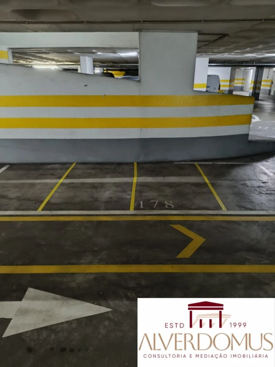 Garagem para Venda em Olivais Foto 11