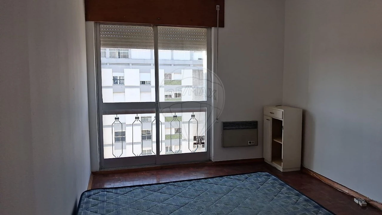 Apartamento T4 para Arrendamento em São João Baptista e Santa Maria dos Olivais Foto 13