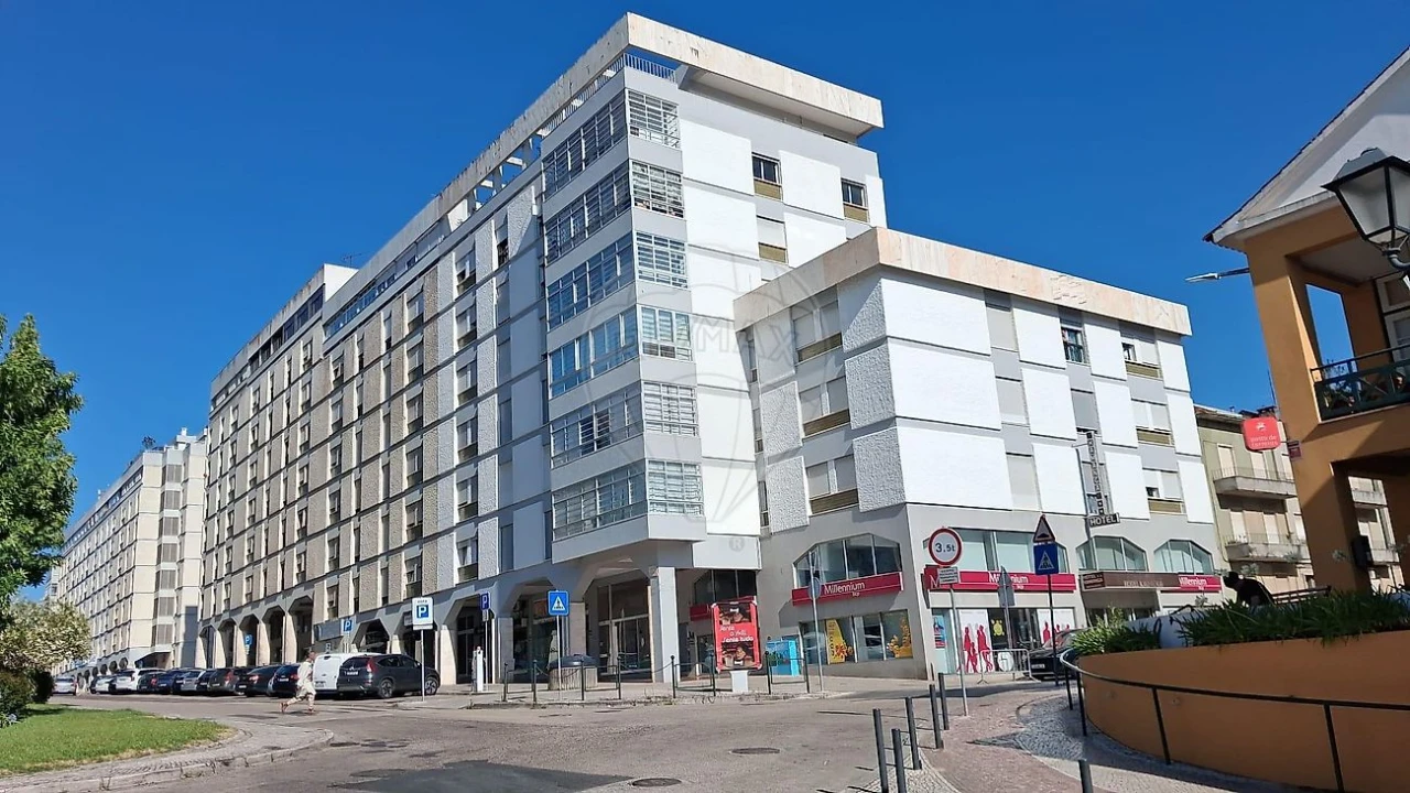 Apartamento T4 para Arrendamento em São João Baptista e Santa Maria dos Olivais Foto 4
