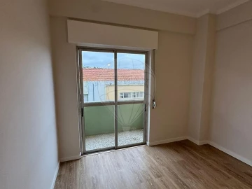Apartamento T2 para Arrendamento em Santa Maria, São Pedro e Matacães