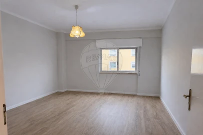 Apartamento T2 para Arrendamento em Santa Maria, São Pedro e Matacães