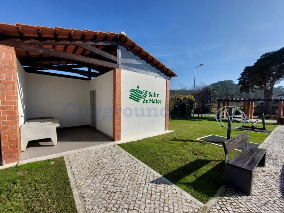 Moradia T3 para Venda em Salir de Matos Foto 11