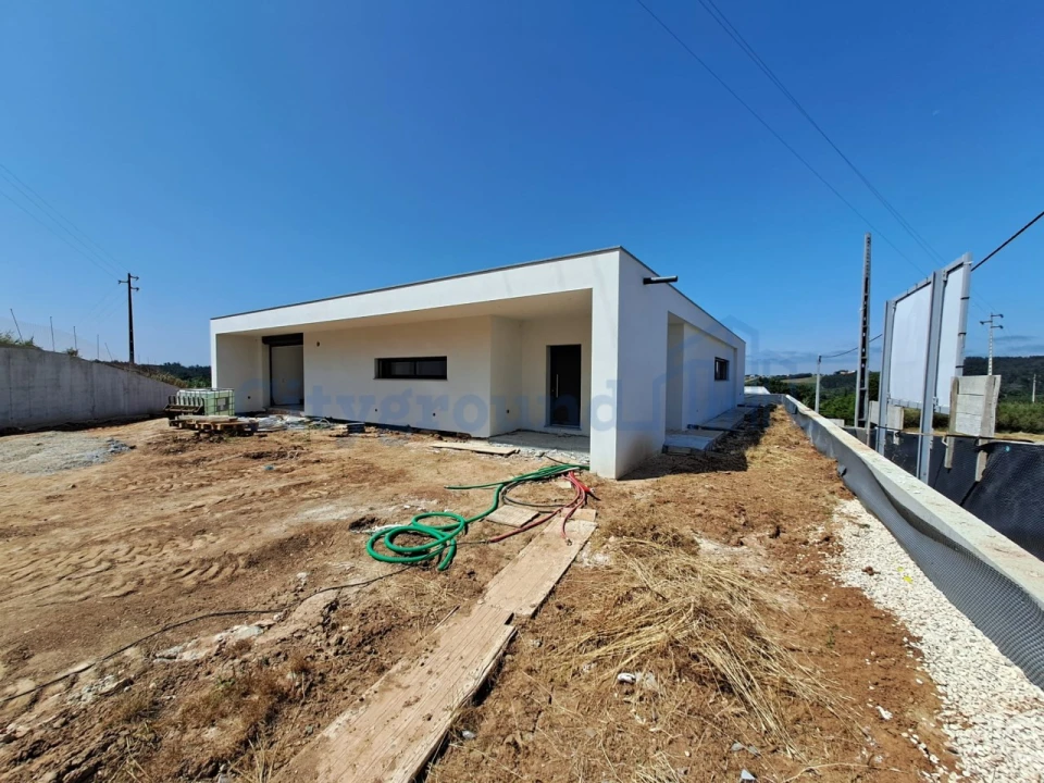Moradia T3 para Venda em Salir de Matos Foto 6
