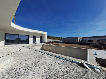 Moradia T3 para Venda em Salir de Matos