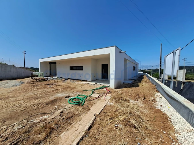 Moradia T3 para Venda em Salir de Matos Foto 6