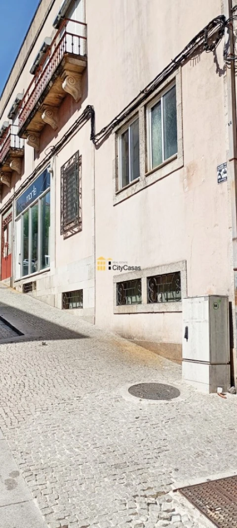 Loja para Venda em Lamego (Almacave e Sé)