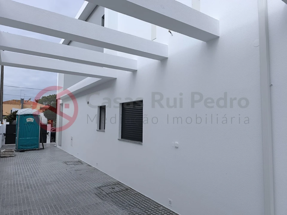 Moradia T4 para Venda em Fernao Ferro Foto 34