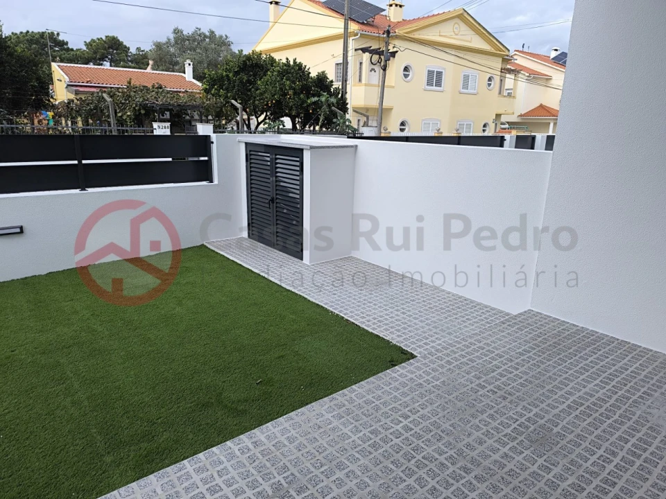Moradia T4 para Venda em Fernao Ferro Foto 32