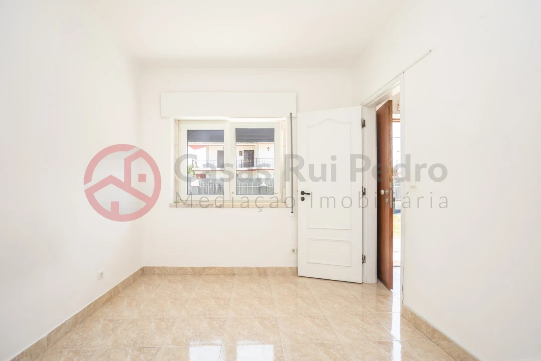 Moradia T6 para Venda em Fernao Ferro Foto 16