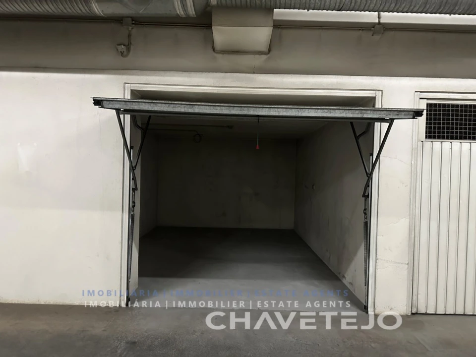 Garagem para Venda em São João Baptista e Santa Maria dos Olivais Foto 1