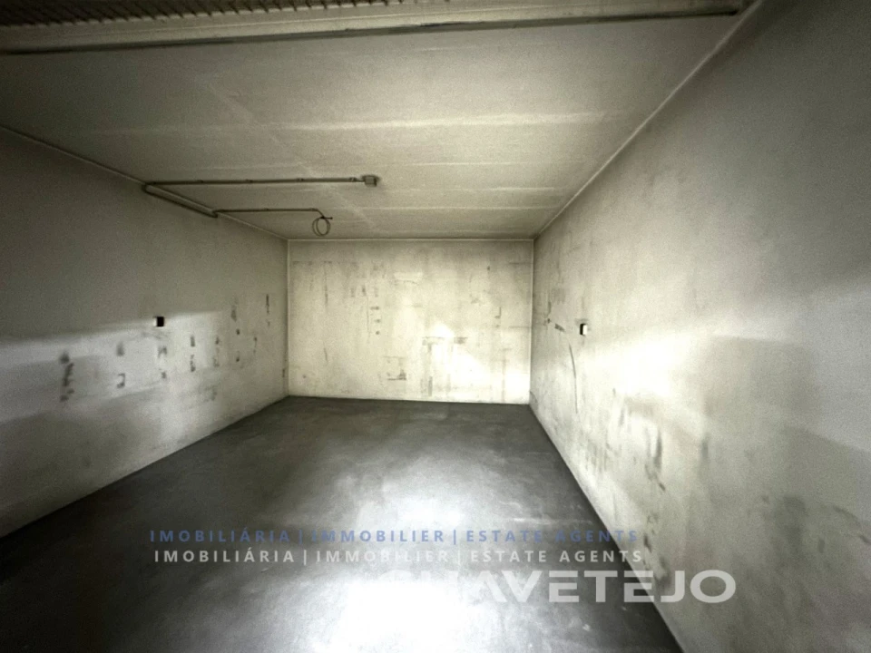 Garagem para Venda em São João Baptista e Santa Maria dos Olivais Foto 2