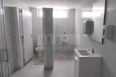 Armazém para Venda em Vila Nova de Anha