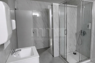 Armazém para Venda em Vila Nova de Anha