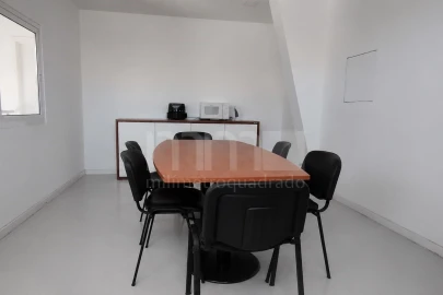 Armazém para Venda em Vila Nova de Anha