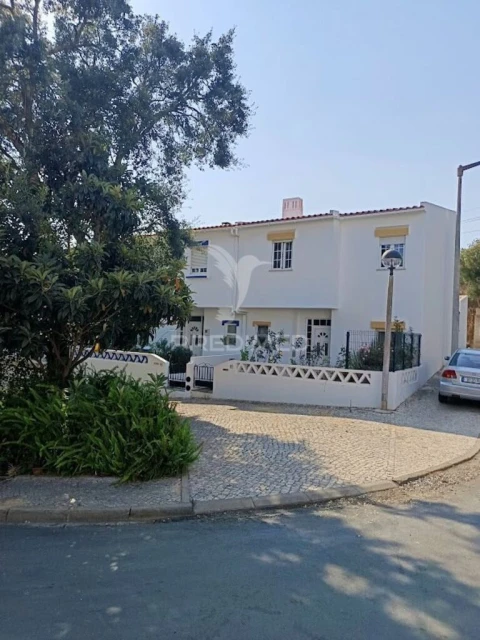 Moradia T4 para Venda em São Salvador e Santa Maria