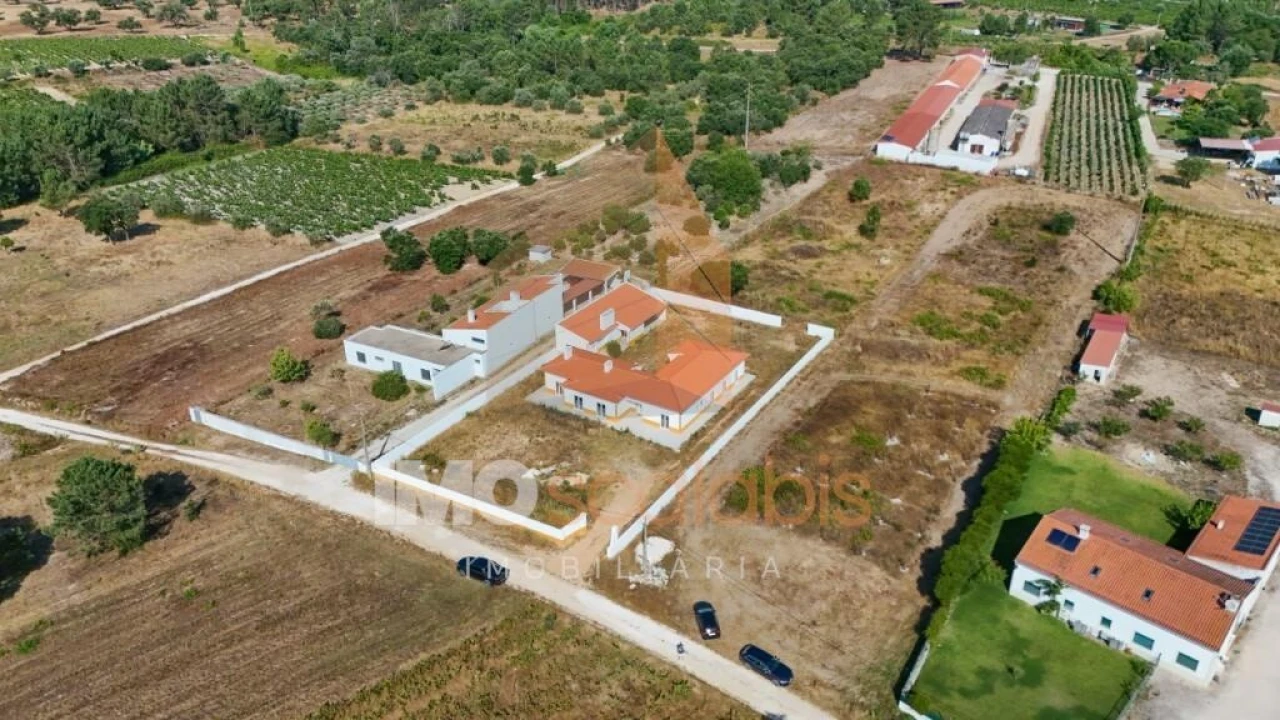 Moradia T4 para Venda em Vale de Santarem Foto 8
