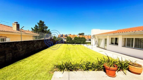 Moradia T4 para Venda em Pedroso e Seixezelo