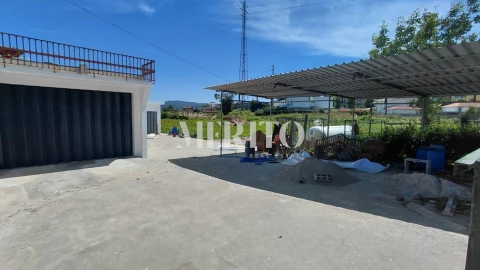 Armazém para Arrendamento em Arcozelo