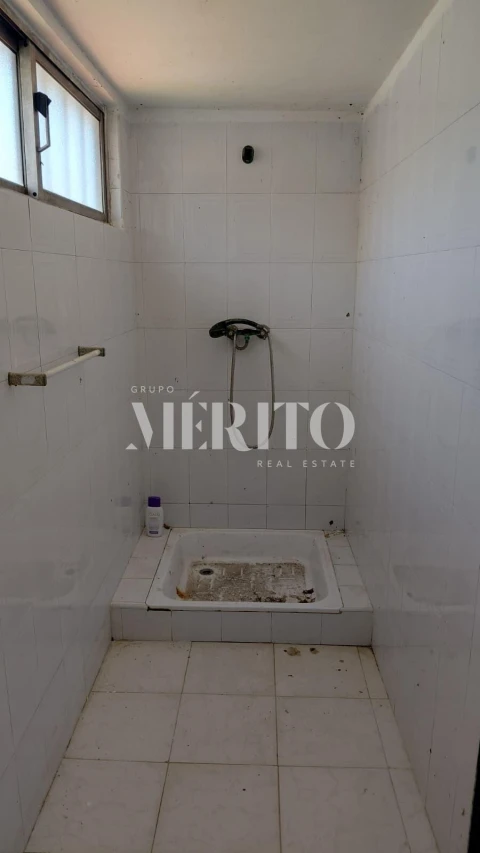 Armazém para Arrendamento em Arcozelo