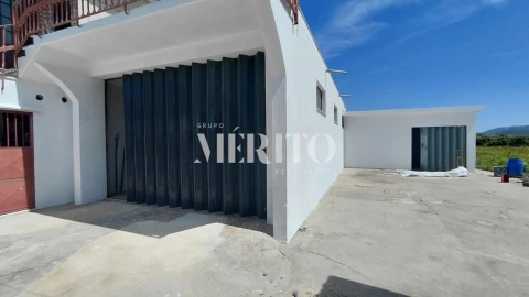 Armazém para Arrendamento em Arcozelo