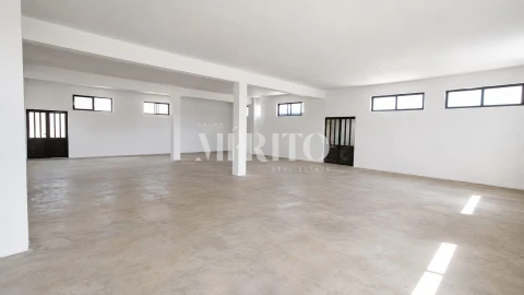 Armazém para Arrendamento em Arcozelo
