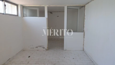 Armazém para Arrendamento em Arcozelo
