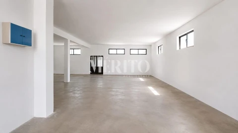 Armazém para Arrendamento em Arcozelo