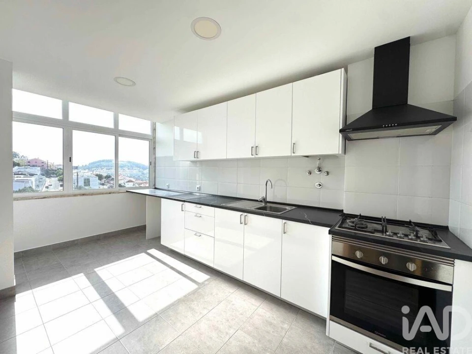 Apartamento T2 para Arrendamento em Ramada e Caneças Foto 1