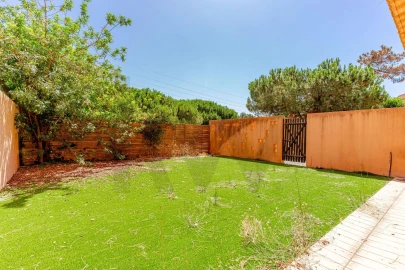 Apartamento T3 para Arrendamento em Charneca de Caparica e Sobreda