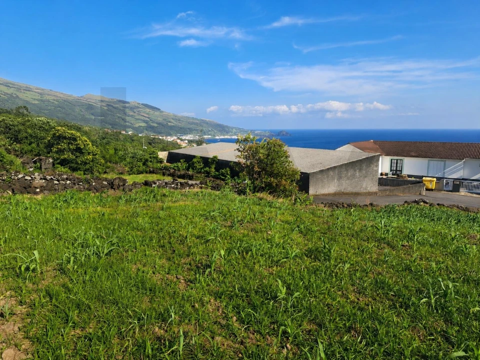 Terreno para Venda em Lajes do Pico Foto 2