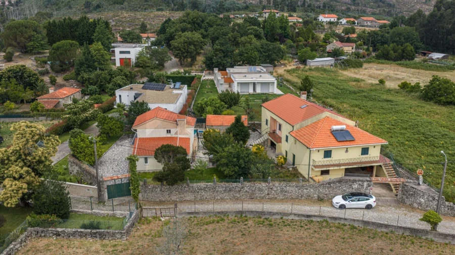 Moradia T4 para Venda em Vilar de Mouros Foto 2