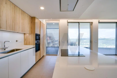 Apartamento T4 para Arrendamento em Queluz e Belas