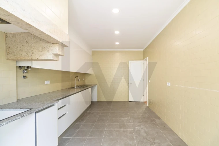 Apartamento T4 para Arrendamento em Avenidas Novas Foto 13
