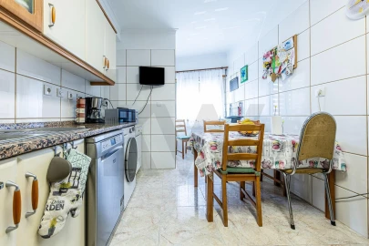 Apartamento T3 para Venda em Ramada e Caneças