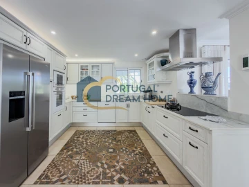 Moradia T5 para Venda em Albufeira e Olhos de Água