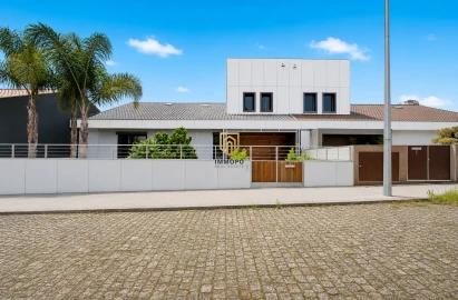 Moradia T4 para Venda em Parada de Todeia